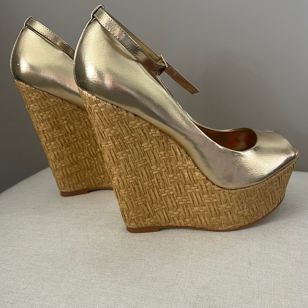 NWOT Bebe gold platform wedges size 8